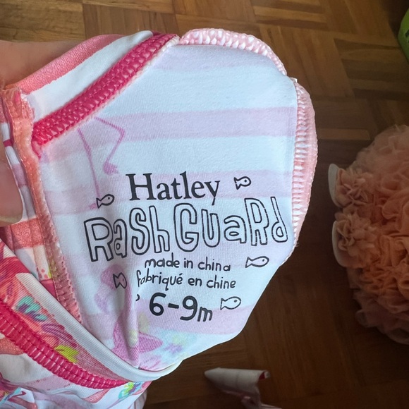 😎 Summer Sale! 🆕 Hatley unworn rash guard 6-9 month - Picture 2 of 2